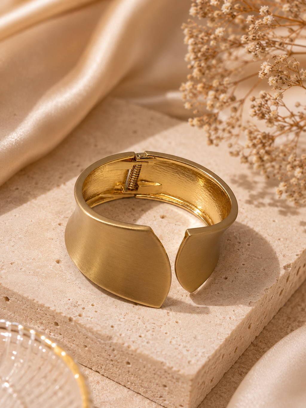 Curve statement bangle( matte finish)