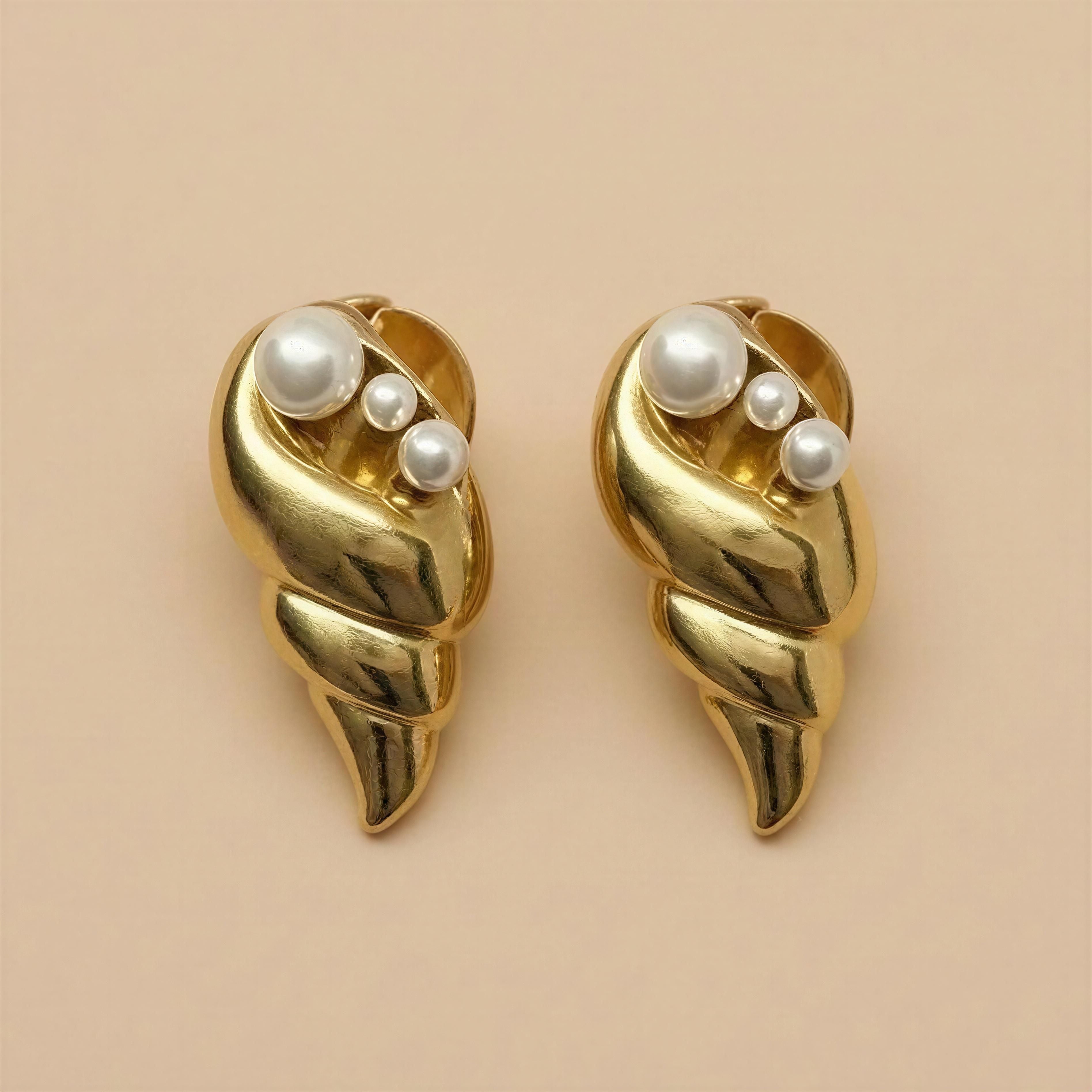 Seashell pearl earrings