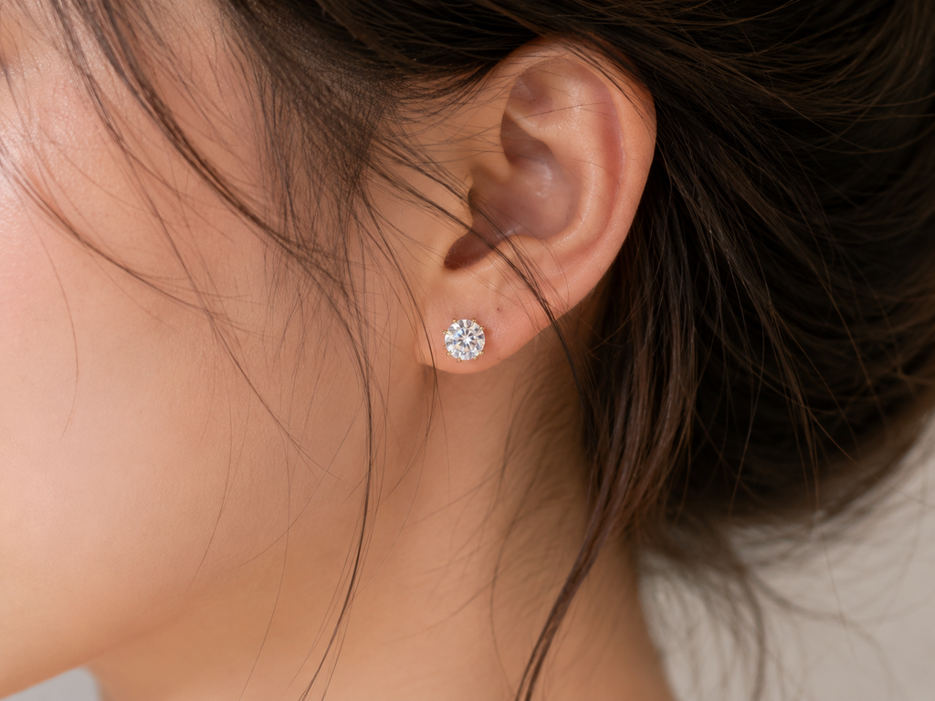 Sparkling classic daimond studs