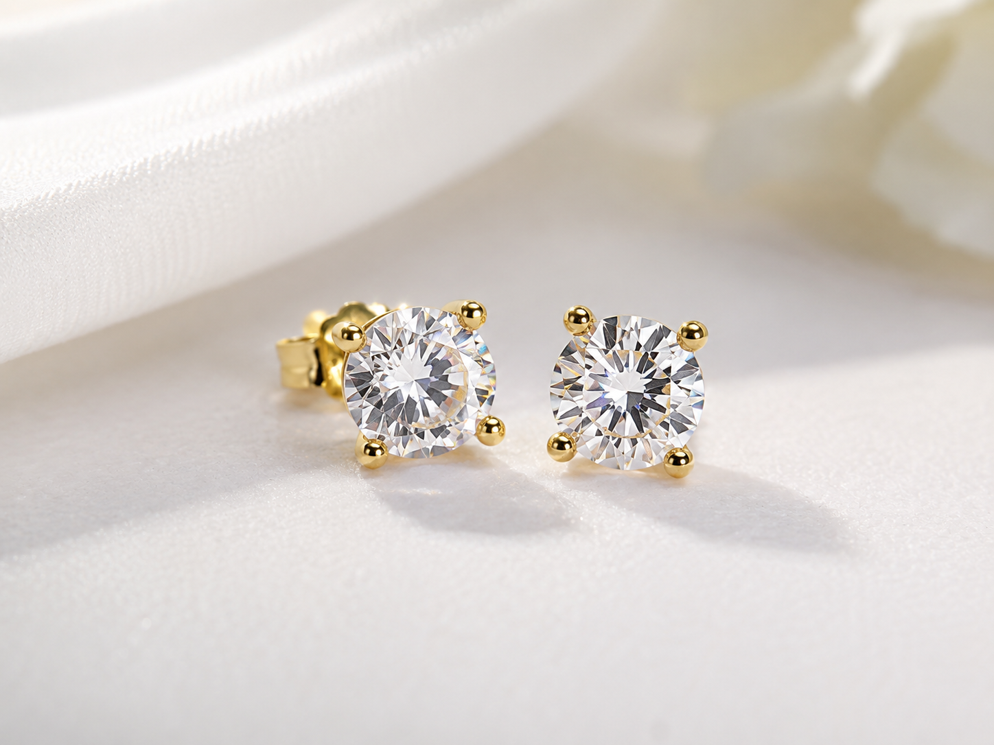Sparkling classic daimond studs