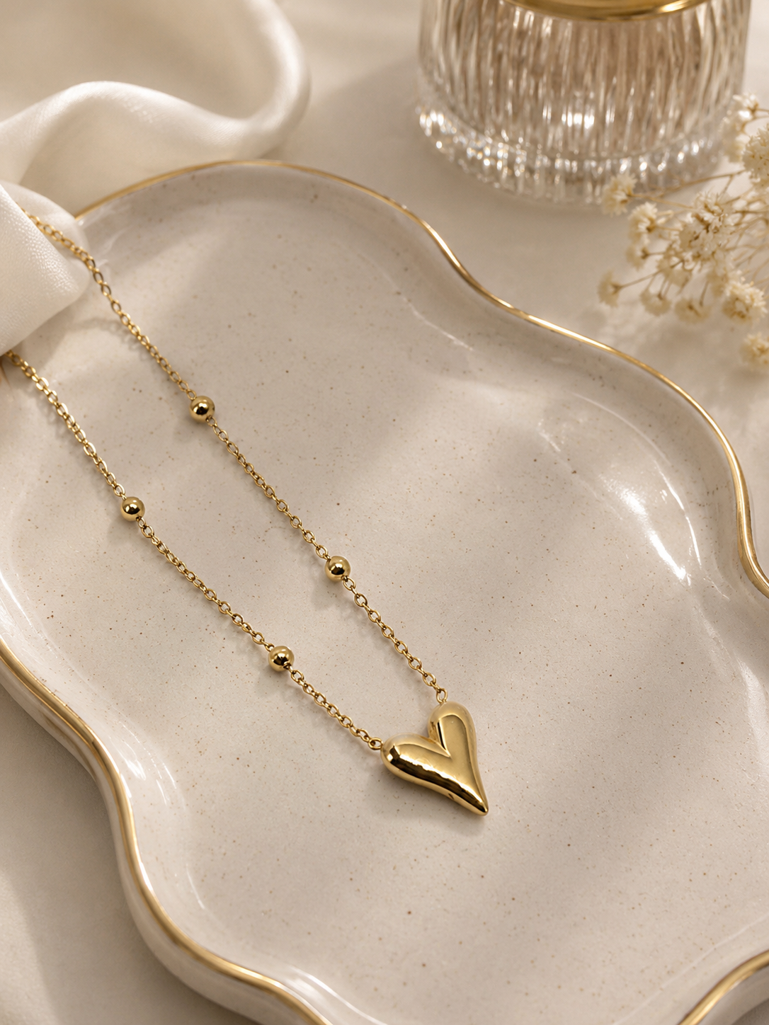 Minimal heart pendant necklace