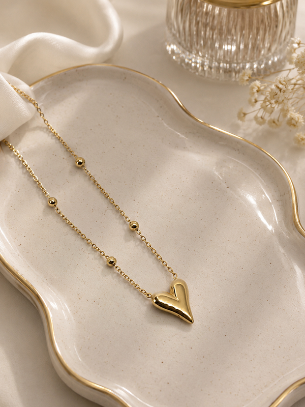 Minimal heart pendant necklace