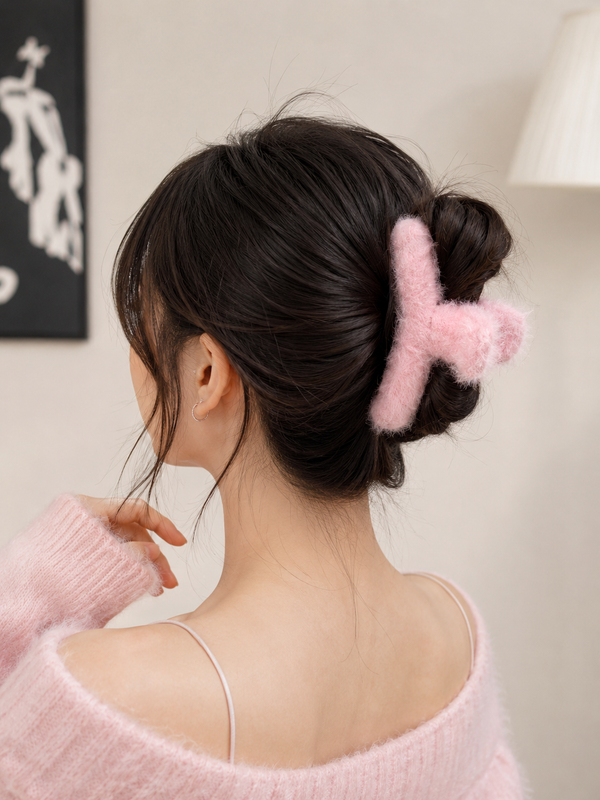 Pink fur cozy claw clip